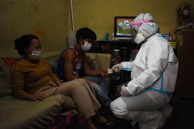 Petugas kesehatan memeriksa warga positif Covid-19 yang sedang isolasi mandiri di Bandung, Jawa Barat, 4 Agustus 2021. TEMPO/Prima Mulia