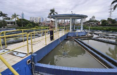 Petugas membersihkan kolam pengadukan di Instalasi Pengolahan Air di Jakarta. ANTARA/Fanny Octavianus