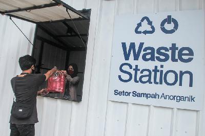 Seorang menyetorkan sampah di Drop point rekosistem, Jakarta Selatan, 5 Maret 2021. TEMPO / Hilman Fathurrahman W