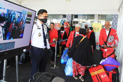 Petugas imigrasi mengawasi jemaah Umrah yang tiba di Pelabuhan Internasional PT Pelindo I Dumai, Riau, 4 Maret 2020. ANTARA/Aswaddy Hamid
