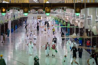 Umat Islam melaksanakan Umrah di kota suci Mekkah, Arab Saudi, 17 Juli 2020. Reuters/Saudi Ministry of Media