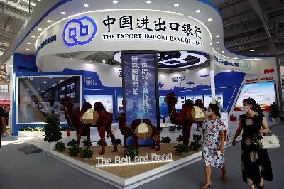 Display Belt and Road pada stan the Export-Import Bank of China (CEXIM) di China International Fair for Trade in Services (CIFTIS) di Beijing, Cina, 3 September 2021.  REUTERS/Florence Lo