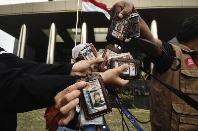 Pegawai KPK yang tidak lolos TWK melepas kartu identitas kepegawaiannya di gedung Komisi Pemberantasan Korupsi, Jakarta, 30 September 2021. TEMPO/Imam Sukamto