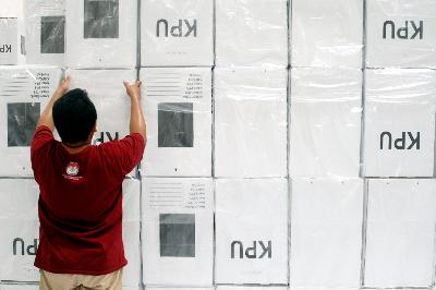 Petugas menyusun kotak suara di kantor Komisi Pemilihan Umum Daerah (KPUD) Surakarta, Jawa Tengah, 18 Februari 2019. TEMPO/Bram Selo Agung