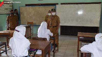 Gubernur Kalimantan Tengah Sugianto Sabran berbicara di depan kelas salah satu sekolah di Kalimantan Tengah.
