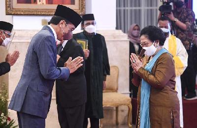 Presiden Joko Widodo (kiri) memberi ucapan selamat kepada Megawati Soekarnoputri setelah dilantik menjadi Ketua Dewan Pengarah Badan Riset dan Inovasi Nasional (BRIN) di Istana Negara, Jakarta, 13 Oktober 2021. ANTARA/Setpres Lukas