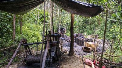 Sumur minyak ilegal di Desa Bondon, Sumatera Selatan, 29 April 2021. Antara/NOVA WAHYUDI