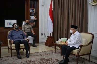 Menteri BUMN Erick Thohir (kiri) menemui Wakil Presiden Maruf Amin di  Jakarta, 23 November 2020. Dok. Setwapres

