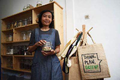 Tokoh gerakan zero waste adventure dan pemilik toko Nol Sampah, Siska Nirmala di toko miliknya di Jalan Bima, Bandung, Jawa Barat, 15 Oktober 2021. TEMPO/Prima mulia