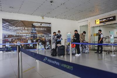 Petugas keamanan memeriksa dokumen perjalanan para penumpang  di Terminal Keberangkatan Domestik Bandara I Gusti Ngurah Rai, Kuta, Bali. Johannes P. Christo