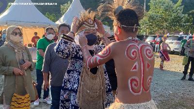 Menaker Ida Fauziyah menerima cenderamata dari masyarakat adat Papua.