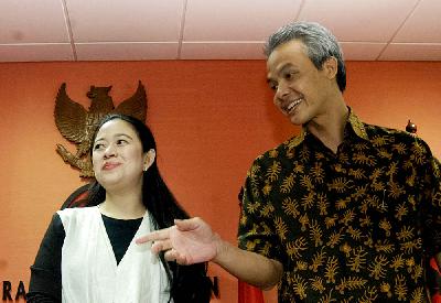 Puan Maharani (kiri) dan Ganjar Pranowo di Jakarta, 2012. TEMPO/Imam Sukamto