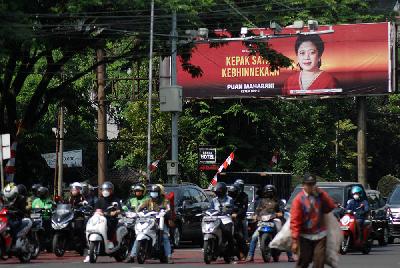 Bilboard Ketua DPR RI Puan Maharani di Jalan Pelajar Pejuang, Bandung, 6 Agustus 2021.  TEMPO/Prima Mulia
