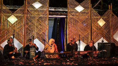 Para seniman Calung Tarawangsa dari sanggar seni Dangiang Budaya dalam acara Ruwatan Lembur 2 yang digelar Komunitas Cermin Tasikmalaya, di Bukit Lestari, Kecamatan Kawalu, Kota Tasikmalaya, Jawa Barat, 9 Oktober 2021. TEMPO/Rommy Roosyana