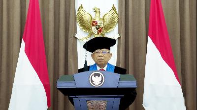 Wakil Presiden  K.H. Ma’ruf Amin ketika menerima Penghargaan Gelar Doktor Honoris Causa dari Universitas Muslim Indonesia (UMI) Makassar, Juni 2020. wapresri.go.id