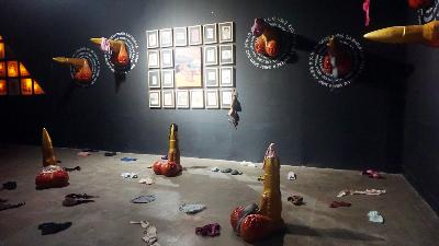 Seni instalasi berjudul Koreri Projection karya kelompok seni asal Papua, Udeido, di Biennale Jogja XVI Equator #6 2021, 15 Oktober 2021. TEMPO/Shinta Maharani                              