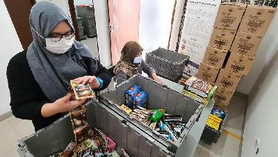 Pemeriksaan kelaikan donasi oleh relawan Food Bank Bandung dari tanggal dikemasan. Dok FBB