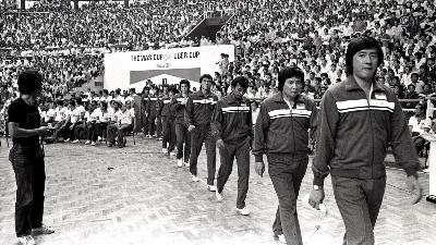 Pemain bulu tangkis Rudy Hartono (kanan) bersama pemain Indonesia lainnya dalam kejuaraan Piala Thomas di Kuala Lumpur, Malaysia, 1984./TEMPO/James R. Lapian