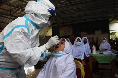 Petugas kesehatan melakulan tes usap PCR kepada murid SDN Kresna di Bandung, Jawa Barat, 15 Oktober 2021. TEMPO/Prima Mulia
