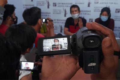 LBH Makassar menyampaikan keterangan pers terkait penghentian penyelidikan kasus pemerkosaan anak di Luwu Timur, di kantor LBH Makassar, Sulawesi Selatan, 9 Oktober 2021. TEMPO/Didit Hariyadi
