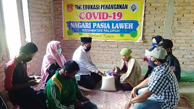 Educational activities for the handling of Covid-19 and the delivery of basic necessities assistance for the residents in Nagari Pasia Laweh, Agam, West Sumatra, April 11, 2020.
Nagari Pasia Laweh Government’s Doc.
