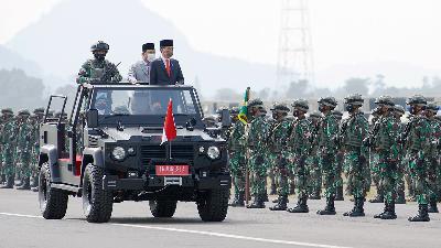 President Joko Widodo (right) accompanied by Defense Minister Prabowo Subianto and Ceremony Commander Brig. Gen. Yusuf Ragainaga checking the readiness of the troops at the inaugural ceremony of the military Reserve Component for the 2021 Fiscal Year at the Special Forces Education and Training Center (Pusdiklatpassus) in Batujajar, Bandung, West Java, October 7.
Antara/HO/Indonesia Defense Magz
