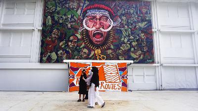 A mural entitled Terbungkam by Yanto Gombo, a member of the Papuan artist group Udeido, is displayed at the Jogja National Museum in the art exhibition Biennale Jogja XVI Equator #6 2021, October 15.
Tempo/Shinta Maharani
