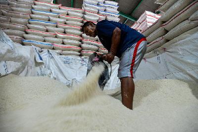 Aktivitas bongkar muat beras di pasar induk beras Cipinang, Jakarta, 20 Agustus 2021. TEMPO/Tony Hartawan
