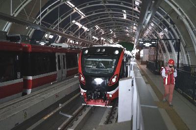 Kereta Lintas Rel Terpadu (LRT) di proyek pembangunan Stasiun Harjamukti, Cibubur, Jawa Barat, 18 Oktober 2021. TEMPO/Muhammad Hidayat