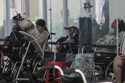Pasien Covid-19 menunggu untuk mendapatkan tempat tidur di IGD RSUD Cengkareng, Jakarta, 23 Juni 2021. TEMPO/Hilman Fathurrahman W