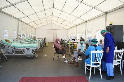 Petugas kesehatan menangani pasien positif Covid-19 di tenda IGD RS Umum Daerah Al Ihsan, Bandung, Jawa Barat, 27 agustus 2021. TEMPO/Prima Mulia