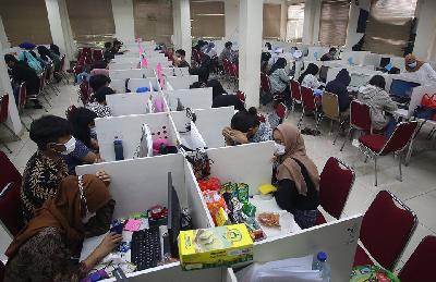Suasana ruang kerja jasa Pinjol usai penggerebekan kantor jasa pinjaman online (Pinjol) oleh Dit Reskrimsus Polda Metro Jaya di Cipondoh, Tangerang, Banten, 14 Oktober 2021. ANTARA/Muhammad Iqbal