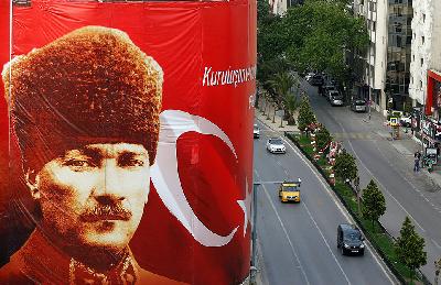 Foto Mustafa Kemal Ataturk di Kota Izmir, Turki. REUTERS/Osman Orsal