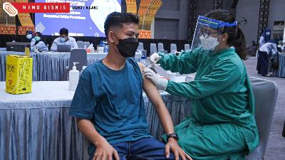 Vaksinasi gratis yang diselengarakan PT Bukit Asam Tbk di Tanjung Enim, Sumatera Selatan.