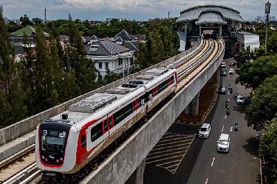 Moda transportasi Light Rail Transit (LRT) Jakarta rute Kelapa Gading-Velodrome di kawasan Pulo Mas, Jakarta. Tempo/Tony Hartawan