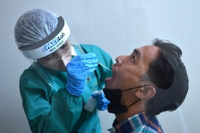 Petugas kesehatan melakukan tes usap RT-PCR saat simulasi di Bandara Internasional I Gusti Ngurah Rai, Badung, Bali, 9 Oktober 2021. ANTARA/Fikri Yusuf