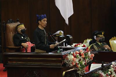 Presiden Joko Widodo menyampaikan pidato kenegaraan soal RUU tentang APBN tahun anggaran 2022 pada Sidang Tahunan MPR Tahun 2021 di Gedung Nusantara, Kompleks Parlemen, Senayan, Jakarta, 16 Agustus 2021. TEMPO/M Taufan Rengganis