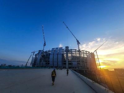 Pembangunan Jakarta International Stadium (JIS) di  Papanggo, Jakarta Utara, 16 Agustus 2021. TEMPO / Hilman Fathurrahman W
