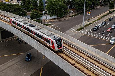 Moda transportasi Light Rail Transit (LRT) Jakarta rute Kelapa Gading melintas di kawasan Pulo Mas, Jakarta.  Tempo/Tony Hartawan