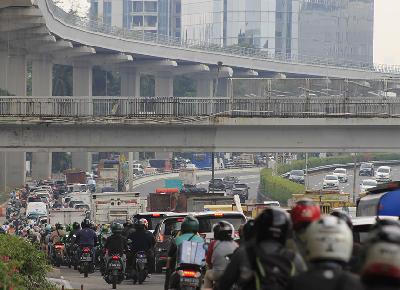 Kepadatan lalu lintas di Jalan Gatot Subroto, Jakarta, 27 September 2021. TEMPO/Daniel Christian D. E