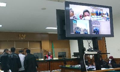 Sidang kasus korupsi hibah pondok pesantren dengan salah satu terdakwa eks Kabiro Kesra Irvan Santoso (tampak di monitor, bermasker putih), di Pengadilan Tindak Pidana Korupsi Serang, Banten, 18 Oktober 2021.
(foto: Muhammad Iqbal)