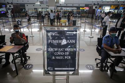Petugas memeriksa surat vaksinasi dan hasil tes PCR di Terminal 3 Bandara Internasional Soekarno Hatta, Tangerang, Banten, 5 Juli 2021. ANTARA/Fauzan