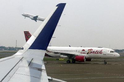 Pesawat tinggal landas di Bandara Soekarno Hatta, Tangerang, Banten, 11 Oktober 2021. ANTARA/Yulius Satria Wijaya