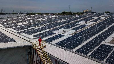 Pekerja melakukan instalasi panel surya di Cibitung, Bekasi, Jawa Barat, 2 Desember 2020. TEMPO/Tony Hartawan