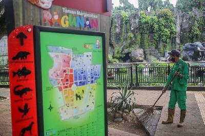 Petugas melakukan persiapan menjelang kembali dibukanya Taman Margasatwa Ragunan di Jakarta, 22 Oktober 2021. Tempo/Hilman Fathurrahman W