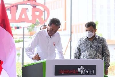 Presiden Joko Widodo (kiri) dan Andi Syamsuddin Arsyad saat meresmikan pabrik biodiesel PT Jhonlin Agro Raya di Kabupaten Tanah Bumbu, 21 Oktober 2021. BPMI Setpres/Muchlis Jr