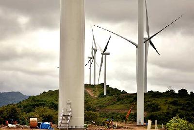 Turbin kincir angin di atas bukit di wilayah pembangunan Pembangkit Listirk Tenaga Bayu di Desa Mattirotasi, Kabupaten Sidrap, Sulawesi Selatan. Tempo/Iqbal Lubis