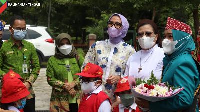 Bunda Pendidikan Anak Usia Dini (PAUD) Kalimantan Tengah, Ivo Sugianto Sabran, becengkrama dengan anak-anak di Taman Kanak-Kanak Sinar Surya dan Raudatul Aftal  Al-Azhar. 