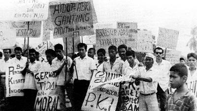 Protes Pemuda Pelajar Jambi mengutuk Partai Komunis Indonesia (PKI), 4 Oktober 1965. Repro 30 th Indonesia Merdeka