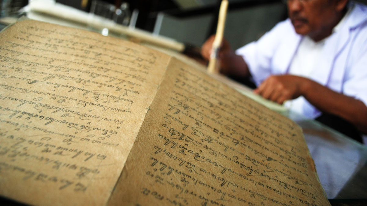 Proses laminasi naskah kuno dengan pelapis khusus agar tidak rusak, di Museum Sri Baduga, Bandung, Jawa Barat. TEMPO/Prima Mulia